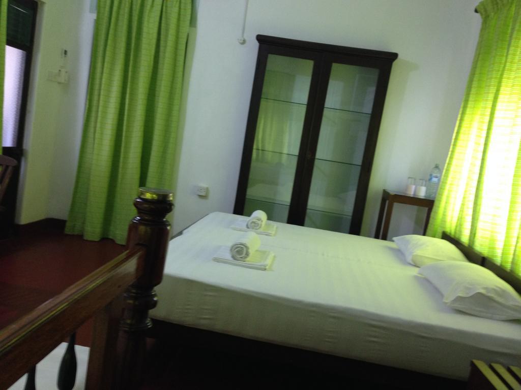 Hamilton House Otel Negombo Oda fotoğraf