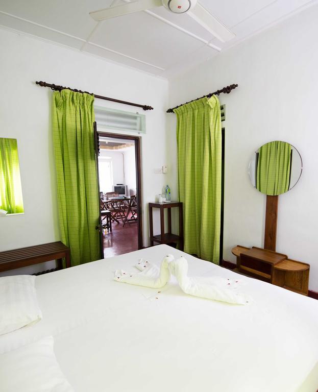 Hamilton House Otel Negombo Oda fotoğraf